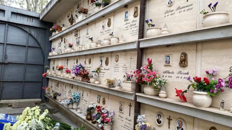 Grottaferrata, Cimitero verso la riapertura: fiori freschi in onore dei defunti