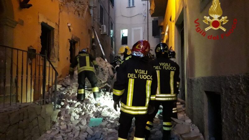 Marino, crolla una palazzina: ferite una bambina e la madre, grave una 50enne