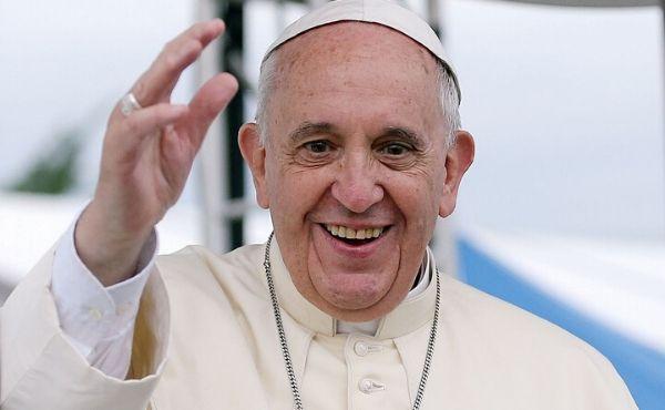 Papa Francesco tiene il suo Angelus a San Pietro dopo il ricovero, file di fedeli in Piazza