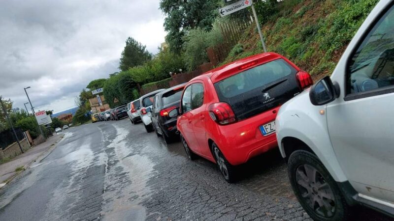 Covid-19, file kilometriche all’RSA di Genzano: momentaneamente chiusa Via Achille Grandi (direzione Tangenziale)