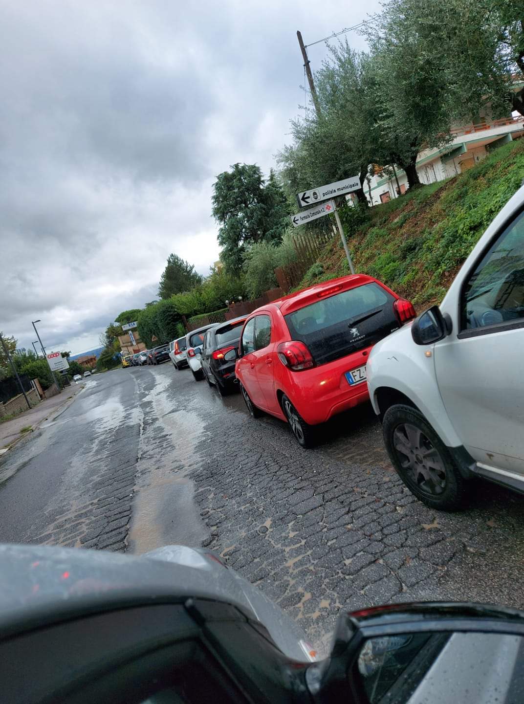 Covid-19, file kilometriche all’RSA di Genzano: momentaneamente chiusa Via Achille Grandi (direzione Tangenziale)