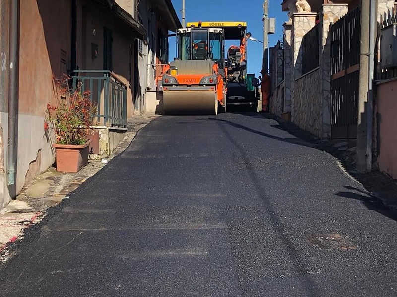 Monte Compatri, lavori sul manto stradale in località Molara