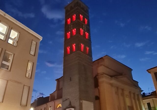 Velletri, la Torre del Trivio si tinge di rosso contro la violenza sulle donne