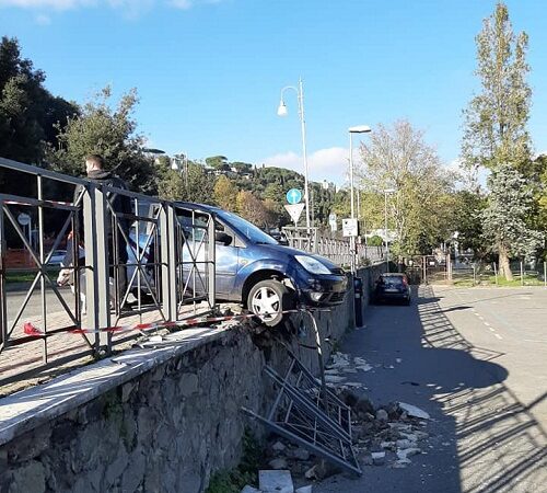 Castel Gandolfo, sbanda addosso alla recinzione nei pressi del Lago: illeso