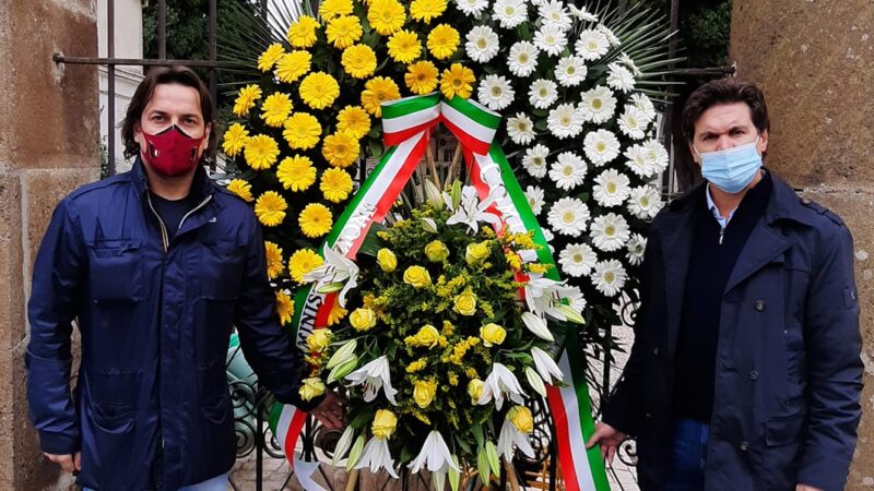 Monte Porzio, corona di fiori per il 2 novembre. Pulcini: “Gesto simbolo di un anno bruttissimo”