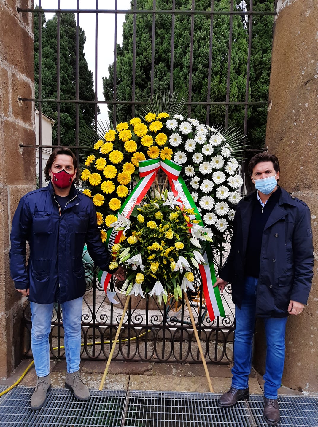 Monte Porzio, corona di fiori per il 2 novembre. Pulcini: “Gesto simbolo di un anno bruttissimo”