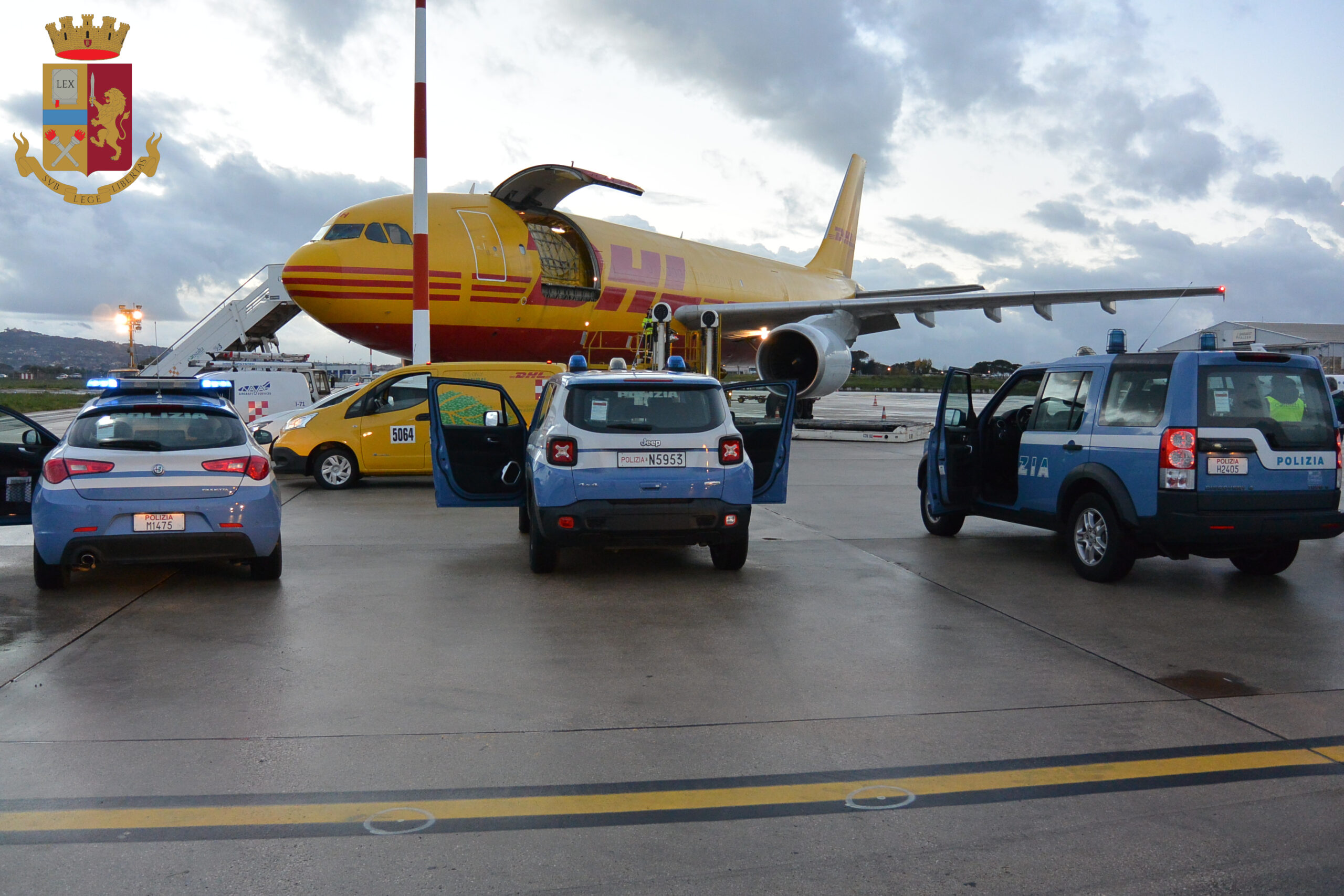 Ciampino, scortati dalla Polizia nuovi lotti vaccinali (VIDEO)