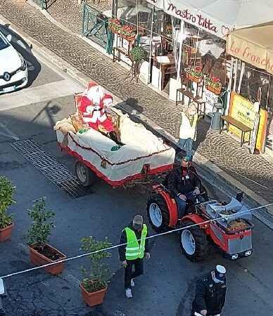 Ariccia, Babbo Natale in giro per le strade (VIDEO)