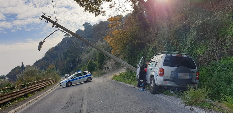 Castel Gandolfo, macchina finisce contro traliccio dell’alta tensione: interviene la Polizia Locale