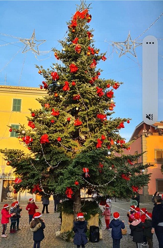 Natale a Colonna: Giuliani e i bambini “in giro per le vie” con Gianni Rodari