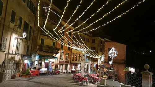 Il borgo di Nemi si accende per Natale: dal 6 dicembre partono le luminarie