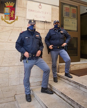 Velletri, Polizia interviene nel parcheggio di un fast food e presta soccorso a un clochard