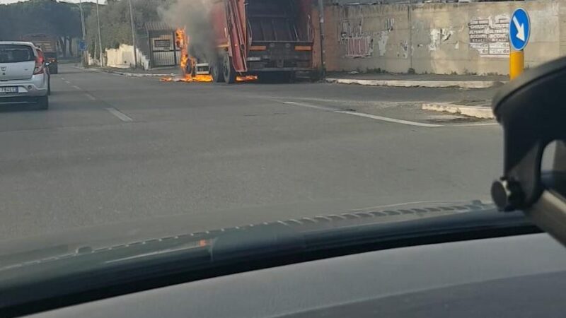 Vermicino, incendio su Via Tuscolana: in fiamme un furgone AMA! (VIDEO)