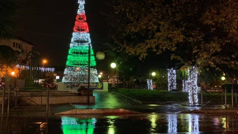 Ciampino si accende, in Piazza della Pace un luminoso albero tricolore