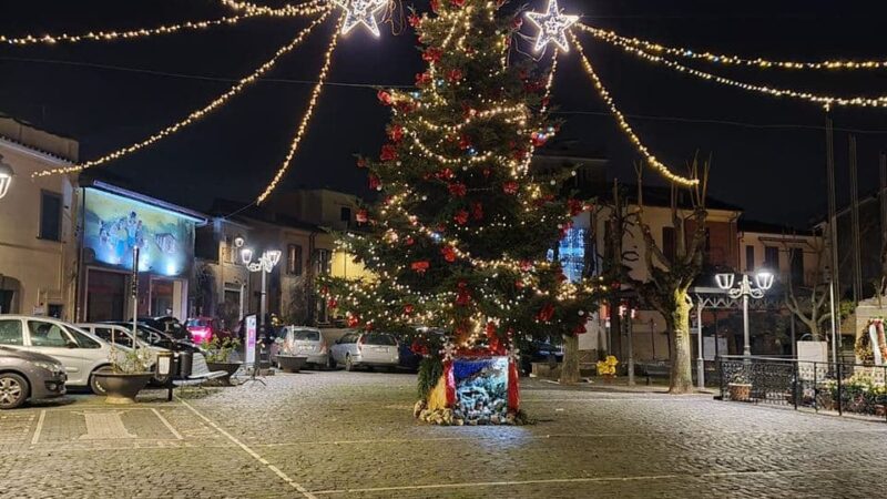 Colonna si prepara al Natale, tra luminarie, presepi diffusi e alberi natalizi