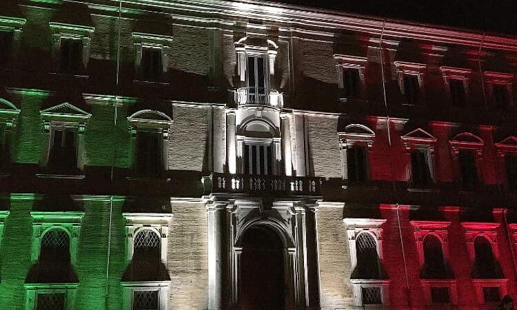 Genzano, Palazzo Sforza Cesarini si illumina con il tricolore