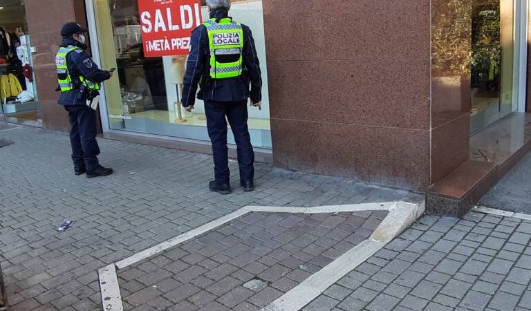 Ciampino, Polizia Locale contro i “furbetti” dei saldi: sanzionati due esercizi commerciali