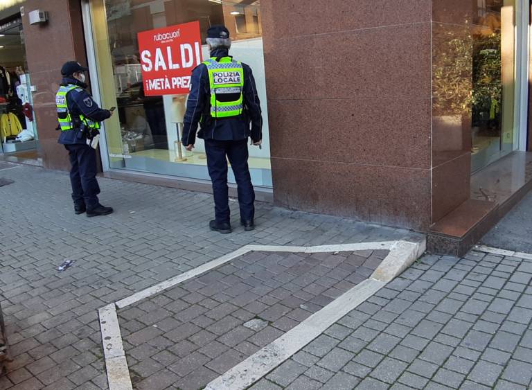 Ciampino, Polizia Locale contro i “furbetti” dei saldi: sanzionati due esercizi commerciali