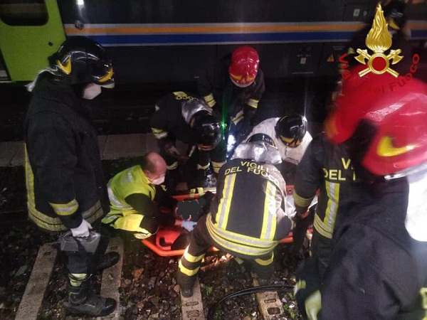 Stazione Ciampino, uomo finisce sotto un treno: salvato dai Vigili del Fuoco