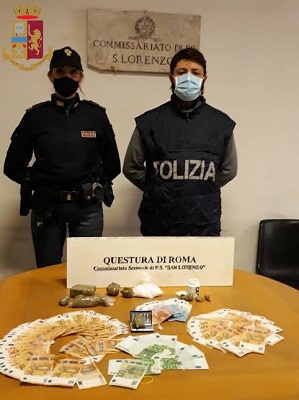 Torre Angela (Roma), nascondeva cocaina nel vano portaoggetti dell’auto, occultato sotto il tappetino del passeggero: arrestato