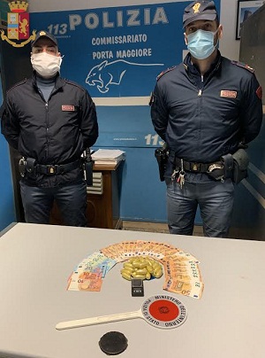 Roma, arrestati spacciatore in zona Torre Angela e fornitore di pusher al Pigneto