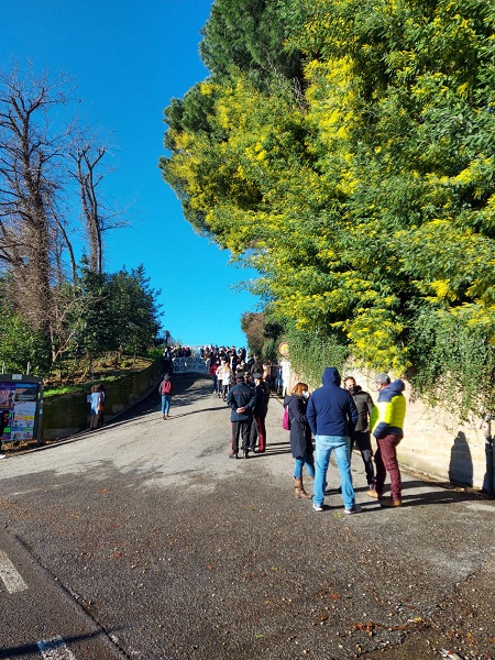 Genzano, manifestano gli studenti del “Vailati”: “Ma quale rientro, questo è un fallimento!”