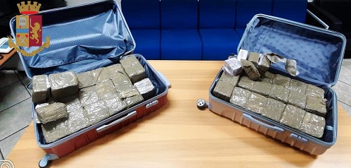 Cinecittà Est (Roma), auto scorta furgone con 40 kg di hashish: arrestati un 35enne e un 33enne