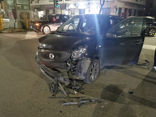 Porta Furba (Roma), distrugge una macchina a un incrocio e scappa: rintracciato