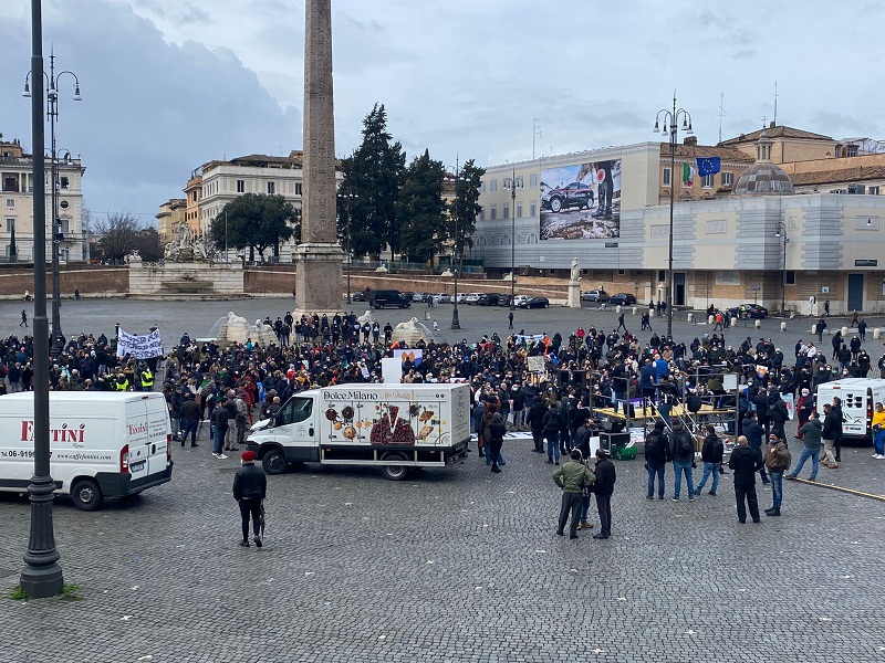 Roma, protesta di massa a Piazza del Popolo: fraschettari e ristoratori chiedono di riaprire (FOTO)