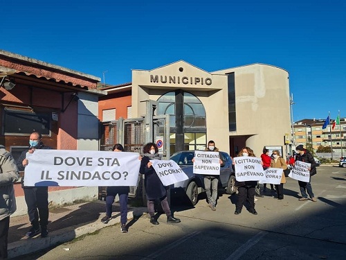 Ciampino, Comitato “No Antenna” davanti al Comune: “Vergognoso abuso di potere. E nessuno ci ha risposto”