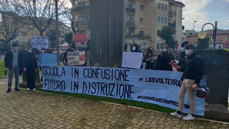 Scuola “in confusione”, gli studenti del “Volterra” (Ciampino) scendono in Piazza della Pace