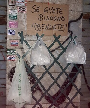 Ciampino, la bella iniziativa del signor Giulio: buste di pane fuori dalla sua norcineria per chi ha bisogno