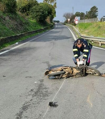 SP Cisterna-Velletri, incidente mortale: bus travolge scooter, morto 19enne