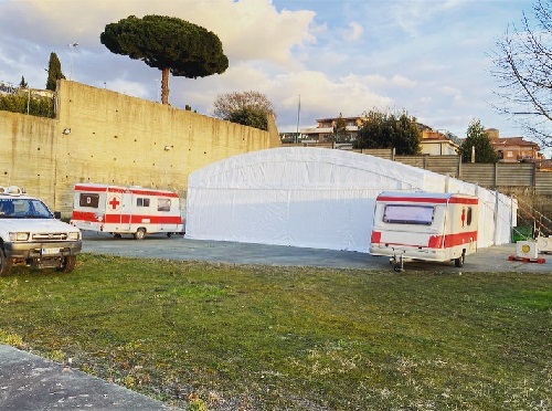 Ariccia, completato montaggio tensostruttura per tamponi e vaccini Covid-19