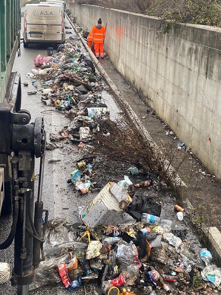 Ariccia, iniziata la bonifica di Via Ardeatina. Leopardi: “A breve telecamere contro gli incivili”