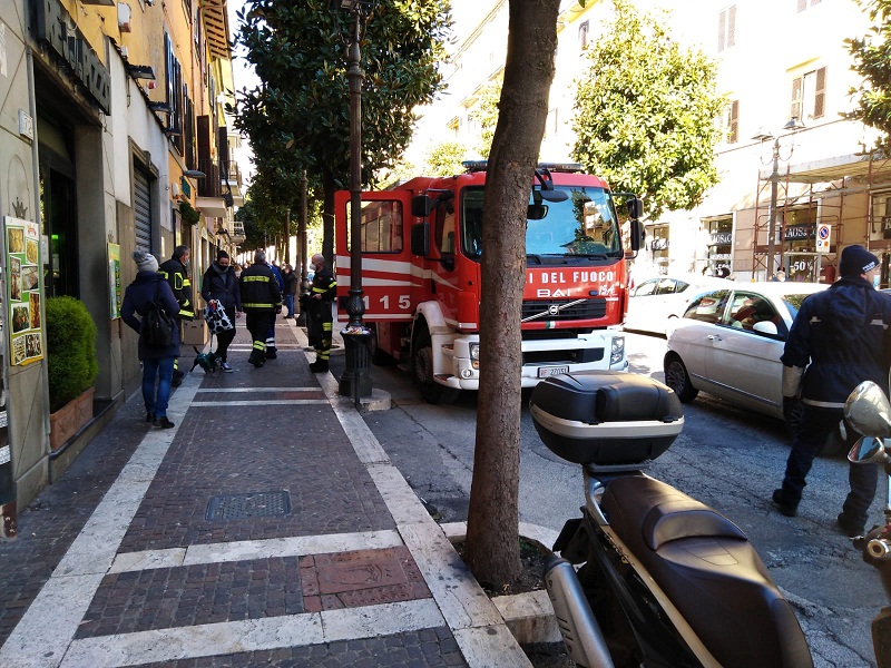 Albano, fuga di gas in Corso Giacomo Matteotti. Intervengono Vigili e Polizia Locale