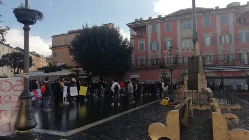 Genzano, le proteste degli studenti arrivano a Piazza Frasconi (FOTO)