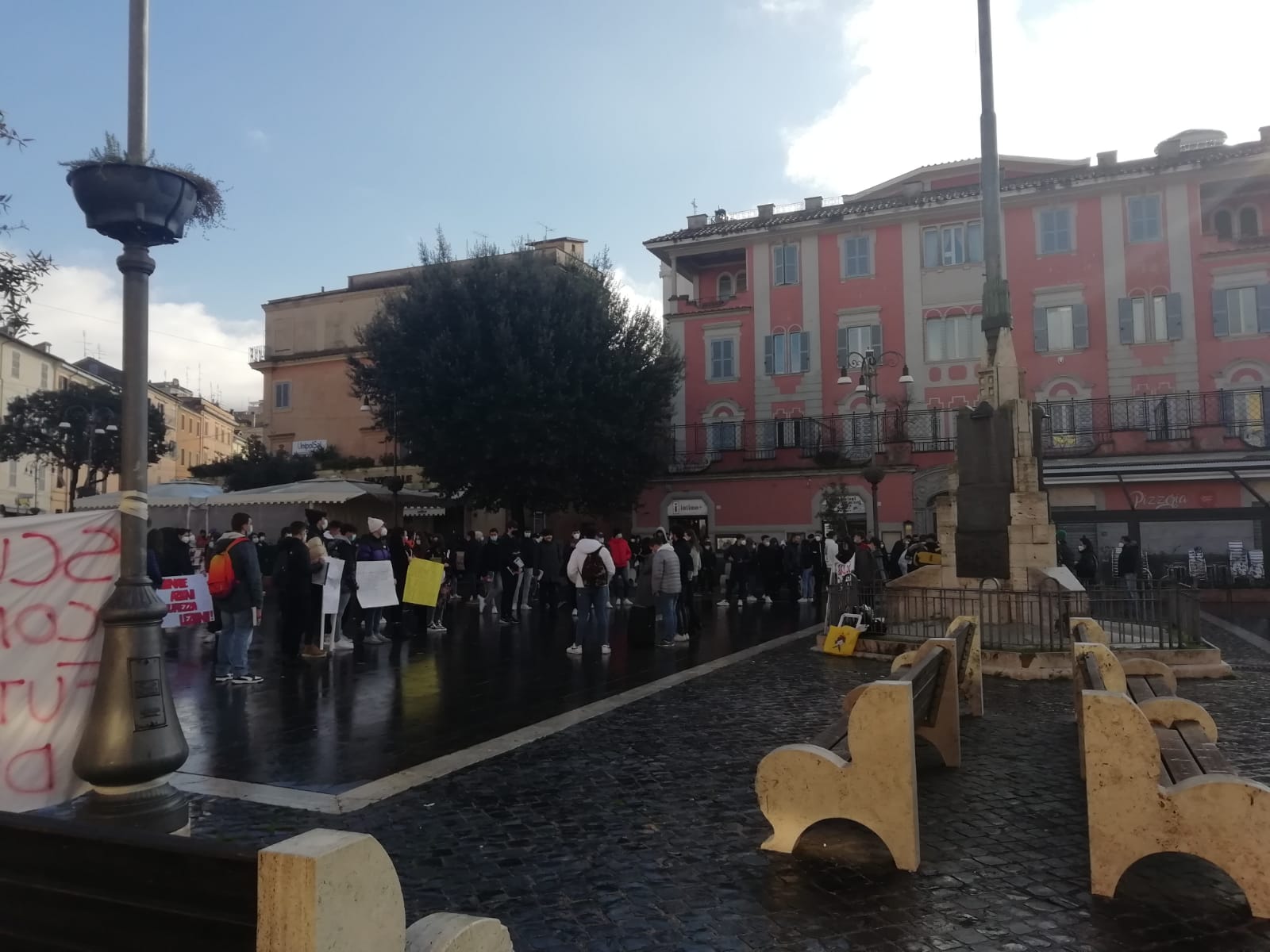 Genzano, le proteste degli studenti arrivano a Piazza Frasconi (FOTO)