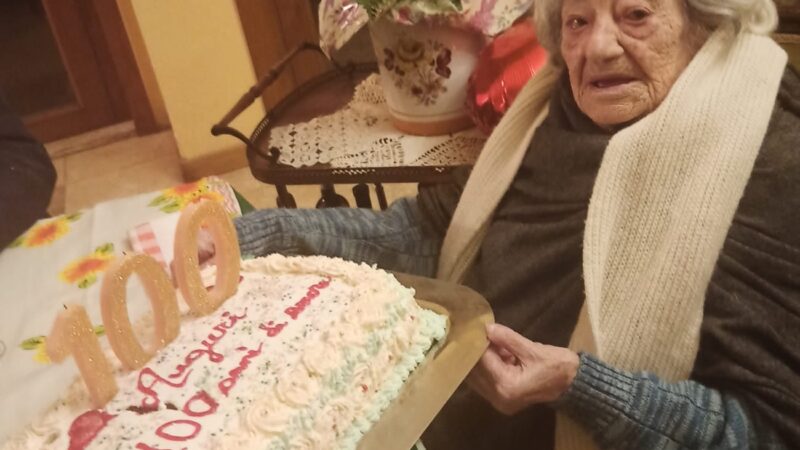 Marino – La signora Lina compie 100 anni! Gli auguri dell’Assessore Cerro (FOTO)