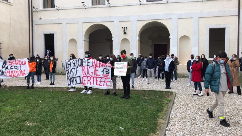 Zagarolo, studenti del Liceo “Borsellino Falcone” manifestano in Piazza Indipendenza (FOTO)