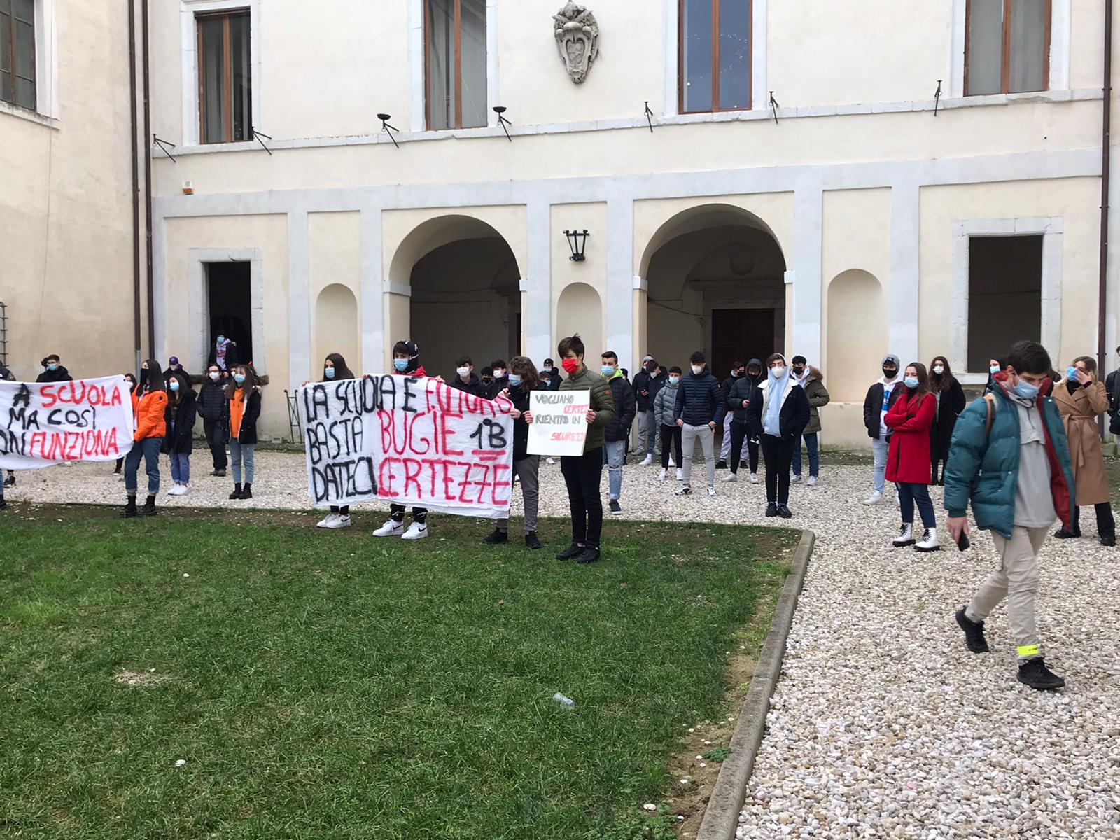 Zagarolo, studenti del Liceo “Borsellino Falcone” manifestano in Piazza Indipendenza (FOTO)