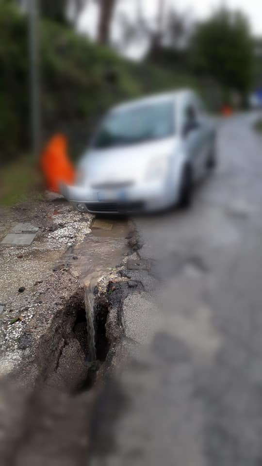 Albano, Via Tenutella di nuovo piena di buche: Polizia Locale chiede prudenza (FOTO)