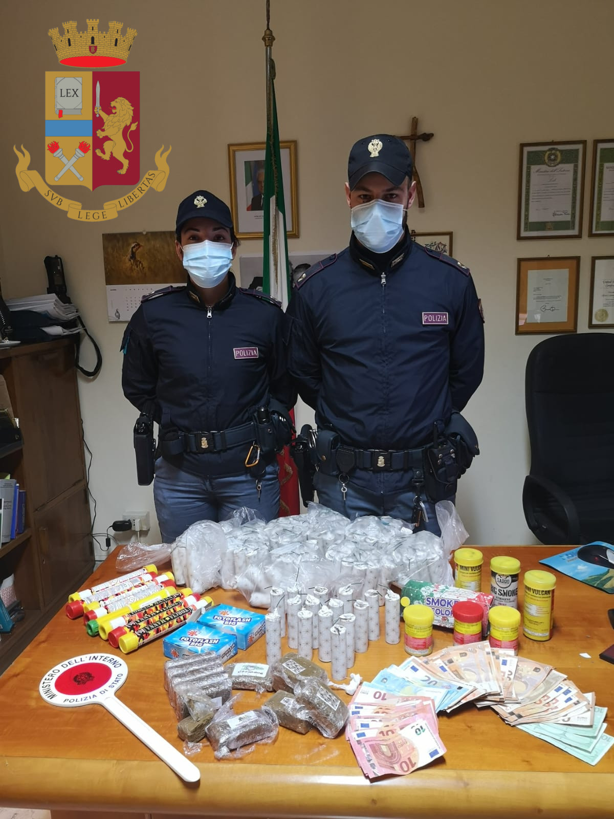 Roma Appia, nascondevano bombe carta e droga nella sala scommesse che gestivano: arrestati 2 fratelli romani