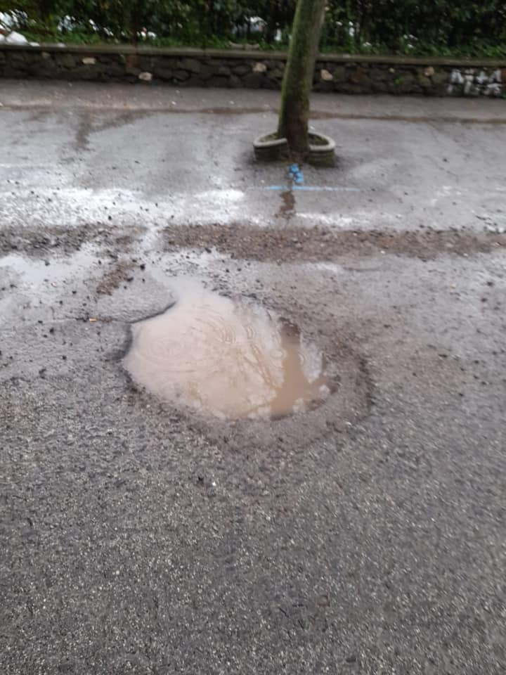 Genzano, buche in Via Ercole Imbastari (FOTO). Città Futura: “Urge intervento”