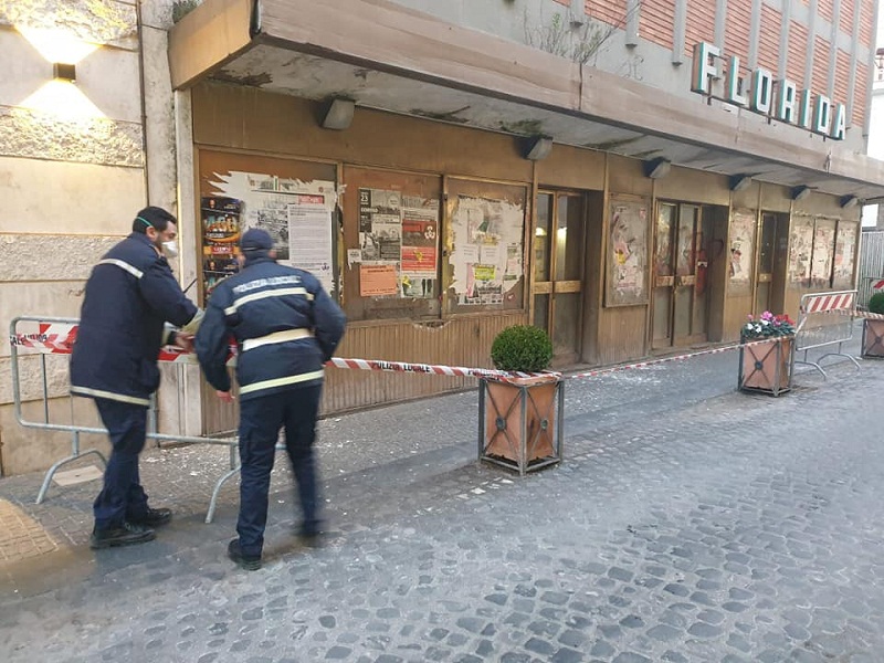 Albano, cade intonaco dell’ex cinema “Florida”: intervengono Polizia e Vigili del Fuoco