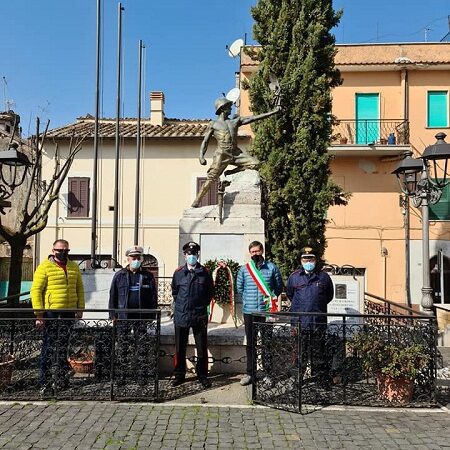 Attanasio-Iacovacci, a Colonna corona di fiori in Piazza Vittorio Emanuele II