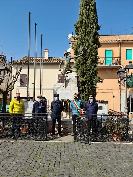 Attanasio-Iacovacci, a Colonna corona di fiori in Piazza Vittorio Emanuele II