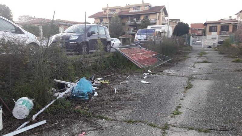 Diritti in Comune-Ciampino: “Discarica abusiva a ridosso dell’Asilo Nido ‘Il Girasole'” (FOTO)