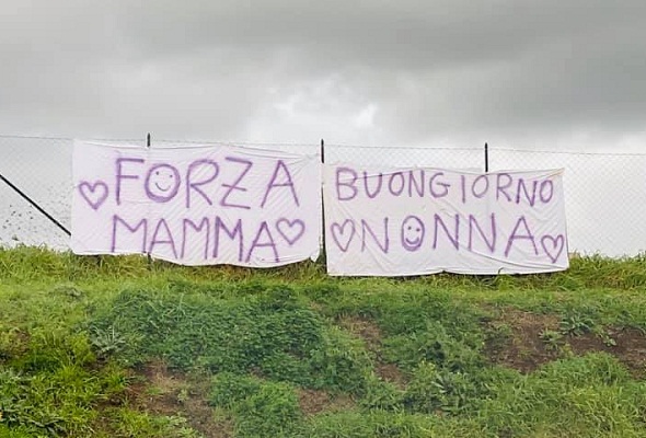 Ospedale Castelli, dopo “Buongiorno Nonna” un nuovo striscione: “Forza Mamma” (FOTO)