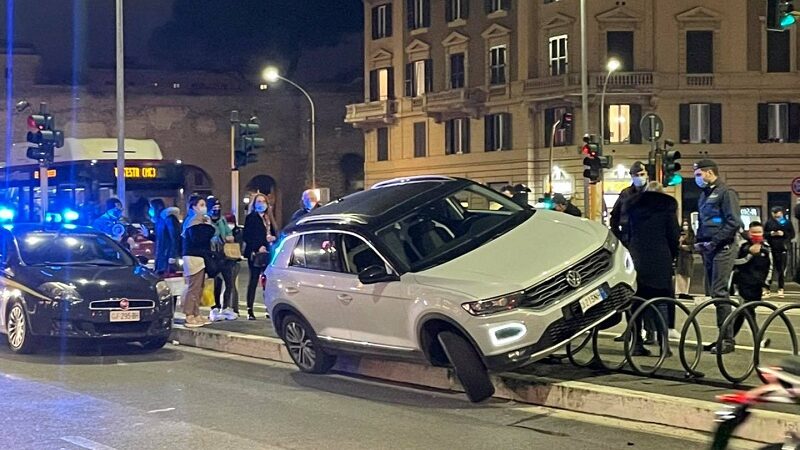 Appio Latino (Roma), SUV si incastra in una rastrelliera